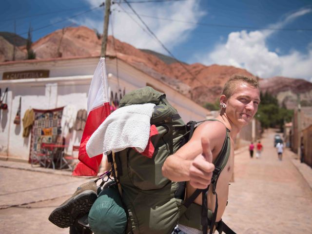 purmamarca turista mochila
