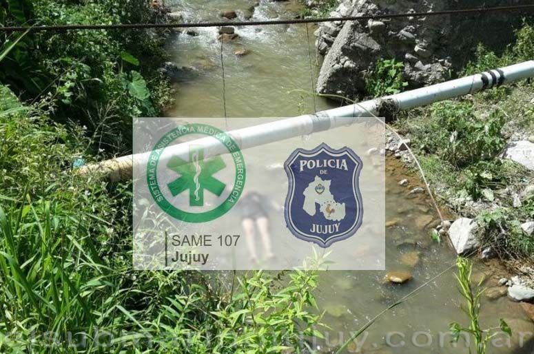 mujer flotando río chico con logos