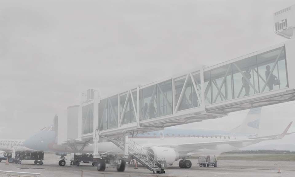 aeropuerto con niebla
